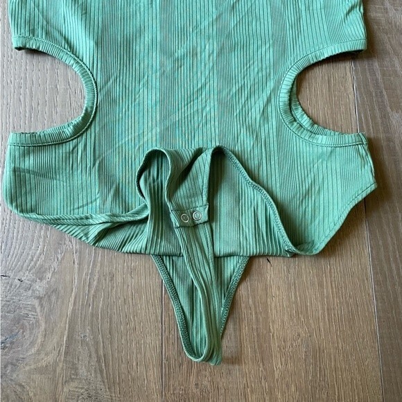 Nicole Williams English Bar III Cutout Ribbed Bodysuit Green(Size L) - Picture 9 of 11